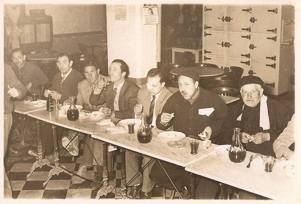 Workers eating at Asmundo's Place (Casa)